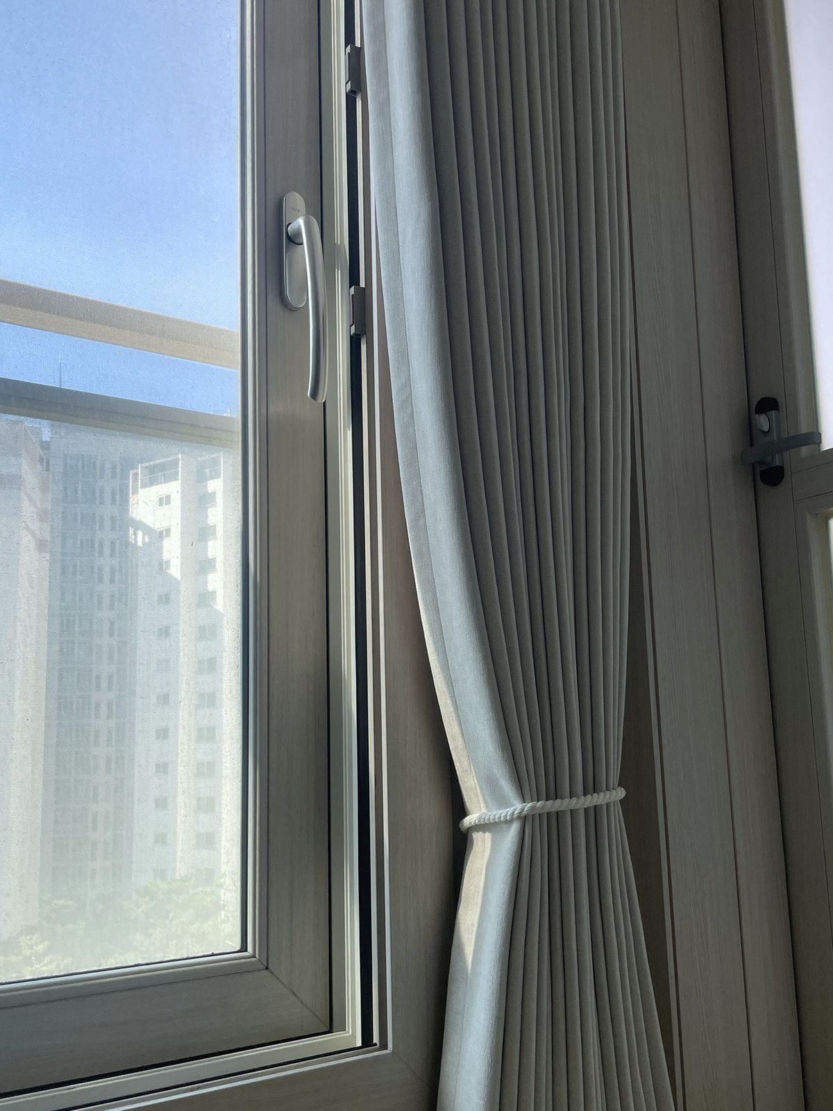 서울 마포 · 거실 겉커튼 시공 사진 - 자석 타이백 가까이